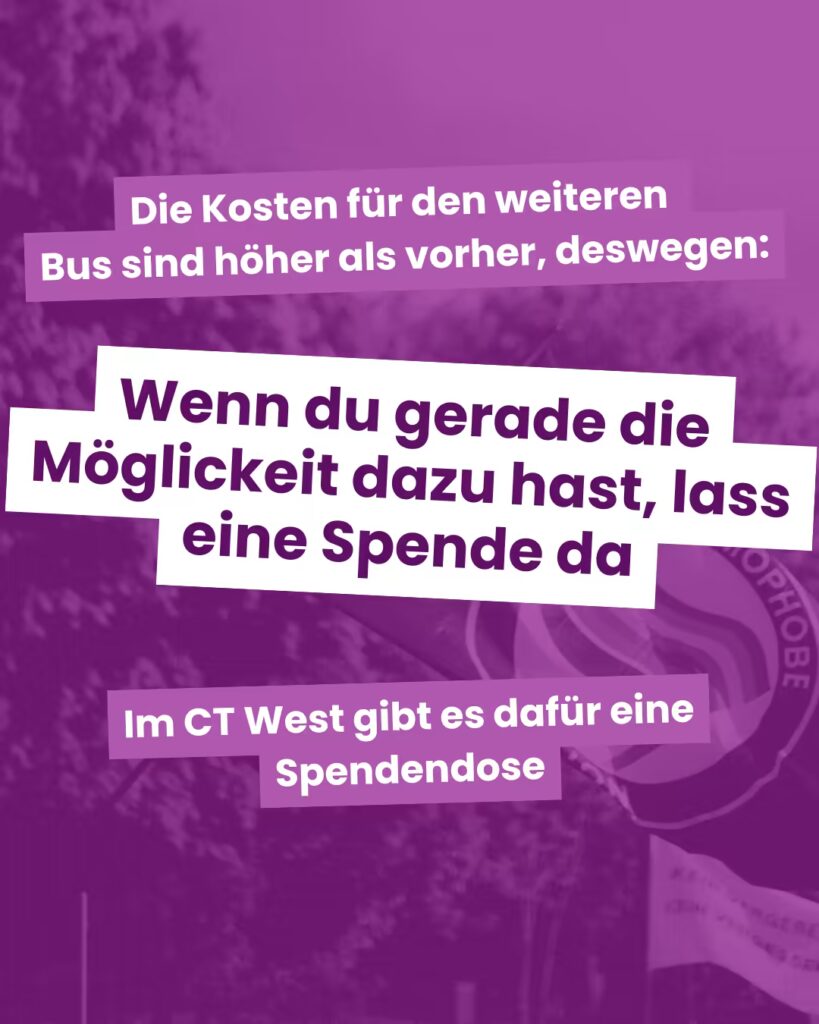 Lila getöntes Hintergrundfoto von Bäumen und einer Fahne. Darauf drei hervorgehobene Textblöcke: 1) Oben in Helllila: „Die Kosten für den weiteren Bus sind höher als vorher, deswegen:“ 2) In der Mitte, schräges weißes Rechteck: „Wenn du gerade die Möglichkeit dazu hast, lass eine Spende da“ 3) Unten in Helllila: „Im CT West gibt es dafür eine Spendendose“.